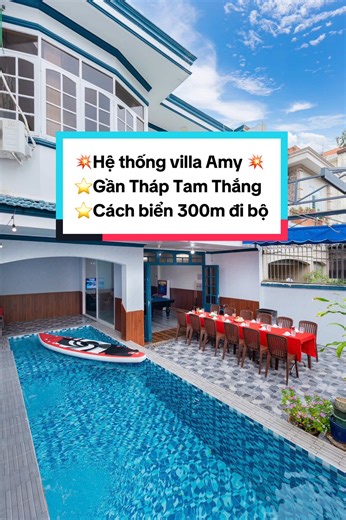 “Đi Vũng Tàu mà tìm villa vừa gần biển, vừa đủ trò chơi, lại ở đông thoải mái thì coi clip này là đúng bài rồi nè!” 😎 Amy Villa – mã căn Amy 16, nằm ngay khu bãi sau cột cờ, chỉ 350m đi bộ ra biển là tới, rất tiện cho nhóm bạn hay gia đình nghỉ dưỡng. Villa có hồ bơi riêng 30m², thiết kế thêm khu nước 60cm dành cho trẻ em, nên cả người lớn lẫn bé nhỏ đều chơi được an tâm. Không gian bên trong rộng rãi với 4 phòng ngủ, tổng 6 giường lớn 1m8 x 2m, kèm 5 nhà vệ sinh, trong đó có 1 phòng ngủ tầng t