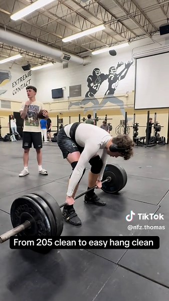 WORK WORK WORK. After next week it’s time to get in the lab for football🧪 #weightlifting #workhard #hangclean#clean