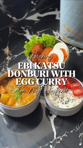 Ebi Katsu With Egg Curry✨ Kalo kamu gasuka makanan Jepang, jangan nonton ini. Tapi kalo kamu suka, kamu ada di akun yang benar. Karena hari ini, aku mau masak ebi katsu with creamy egg curry. Katsu udang dengan creamynya saus curry dengan kocokan telur! Emang masakan jepang tuh gapernah salah ya. Selalu enak. Dan ini cocok banget buat dijadiin bekel anak. Aku pake Yobox Y018, Rantang Stainless 3 Susun dari @yooyee.id ya! Punya ku yang warna Yellow! ✨Terbuat dari material stainless steel berkuali