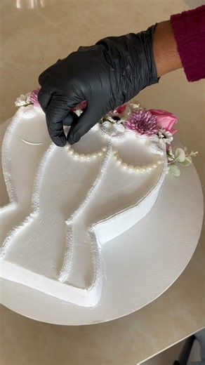 Bouquet pole oru cake #ayanasdessertspot #cakedecorating #simplecakedesign #bouquetcake #cakedesign