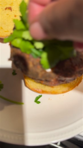 Celebrity chef⭐️⭐️⭐️⭐️⭐️ on Instagram: "$2500 burger🧑🏾‍🍳570-604-3868🧑🏾‍🍳"