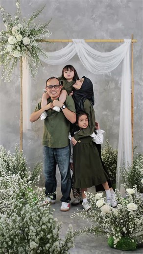 hamil nya ga setahun sekali lhoo.. masa sih di abadikan biasa aja?? Disc 15% Februari ,slot terbatas Rekomendasi studio foto maternity di salatiga buat ibu hamil di semarang,ungaran,ambarawa,karangjati, salatiga,solo,demak,magelang,boyolali. * free makeup * 2 free gaun hijab non hijab dengan ukuran s - xxxl * 2 konsep background yg Beda dari yg lain * fotografer profesional * pengarah gaya * tim yg membantu selama sessi foto * all file no edit * file edit * cetak foto Save biar ngga lupa,share k