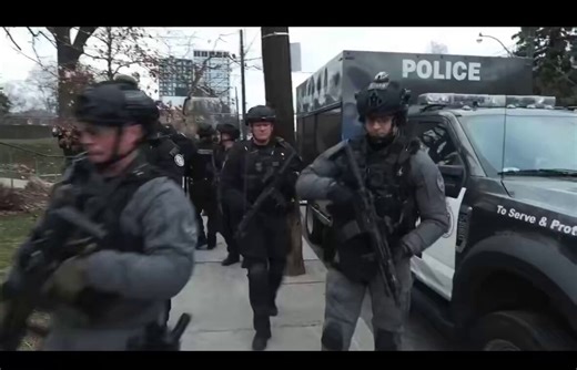 🚨I’ve never seen Toronto like this. 🚩Armed officers with semi-automatic rifles are now patrolling places of worship and downtown hubs as part of "Task Force Guardian." Seeing this on Good Friday is a massive wake-up call. When did the "Six" become a high-security zone? 🛡️🚔 #Toronto #TPS #Canada #Onpoli #cdnpoli