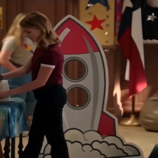 Dr. Sand Paper on Instagram: "Young Sheldon is an American comedy TV series and a prequel to The Big Bang Theory. Here’s a simple explanation: It follows Sheldon Cooper as a child (around 9–14 years old) Set in Texas, starting in the late 1980s Shows how Sheldon grows up with his family while being a child genius Focuses more on family life and humor, not just science Main character highlights: Sheldon: extremely smart, socially awkward His mom Mary: very religious and protective His dad George: