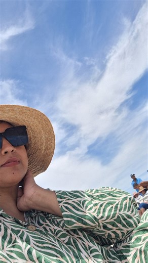 Salma Kazi - Wahab on Instagram: "Our first time in #langebaan , clearly a kite surfers paradise! The vibes here were holiday mode on steroids, all ages, all races, from all over the world, flip flops , barefoot, restaurants, vespas, and just everybody chillin! Kids were splashing, hubby was splashing, it's still gonna take something a little extra, to get me in the water. I just sat pretty, holding onto my hat & keeping the sand out of my bag & phone! #westcoastbeaches #kitesurfing #ʙᴇᴀᴄʜᴠɪʙᴇs"