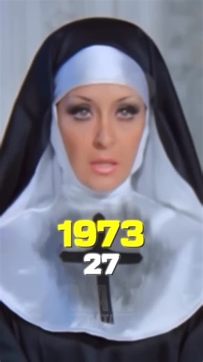 Ünlülerin Geçmişten Günümüze Değişimleri on Instagram: "Daha fazlası için takip edin. Futbol sahası dikdörtgen şeklinde olup sahanın kenarlarda yer alan çizgileri taç çizgisi, kısa kenarlarda yer alan çizgiler ise kale çizgisi olarak adlandırılır. Kale çizgileri 45 ile 90 m arasında, taç çizgileri 90 ile 120 m arasında olmalıdır. Uluslararası maçlarda ise bu uzunluklar kale çizgileri için 64 ile 75 m, taç çizgileri için ise 100 ile 110 m olarak belirlenmiştir. Saha, her iki taç çizgisinin orta n