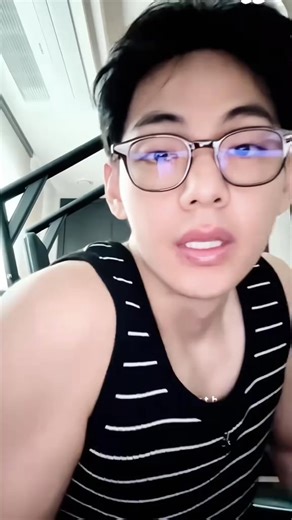 Tingkah gemesin bapak Kimtae yang baru bangun tidur langsung live 🤏🏻😍😍 #Taehyung #Bts | Lechia Historia