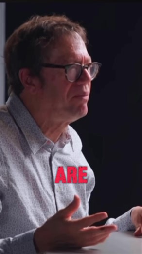 🧠 Robert Greene Explained How Powerful People Move — And Why Most Never Learn It 😳 ⸻ When Robert Greene sat down on The Diary of a CEO, he didn’t talk about confidence tricks or dominance. He talked about control. Greene said truly powerful people don’t advertise power. They don’t rush. They don’t over-explain. They don’t react emotionally in public. Because power shows up in how you carry yourself, not how loudly you assert it. He explained that influential people conserve energy. They speak 