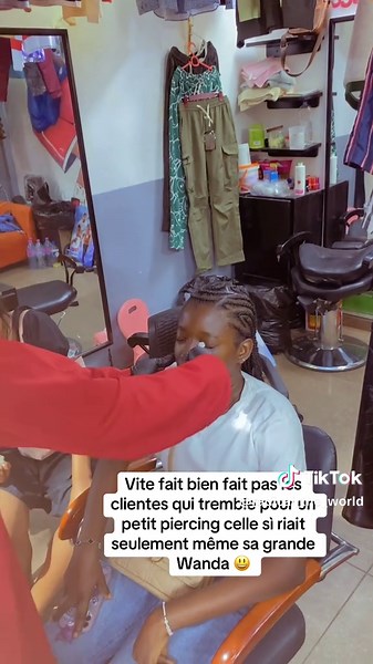 Vite fait bien fait pas les clientes qui tremble pour un petit piercing celle sì riait seulement même sa grande Wanda 😃#piercing #tattoo #camerountiktok🇨🇲 #pourtoi #fyp
