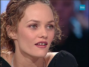 INTERVIEW STAR. Vanessa Paradis répond à des questions concernant sa relation avec Johnny Depp ou encore le fait d'être une star... Mais c'est sans compter les interventions d'un certain Laurent Baffie, avec son humour si caractéristique : on vous laisse juger ! | INA