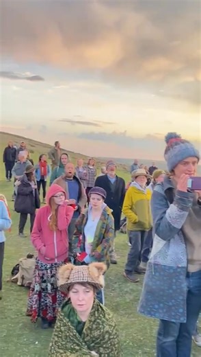 A sense of community & shared joy! 🌞 🎼 Hal-an-tow, jolly rumble O We were up long before the day O To welcome in the summer, To welcome in the May O The summer is a-coming in And winter’s gone away O 🎶 🎬 Video by Jennie Lewis | Beltane Border Morris
