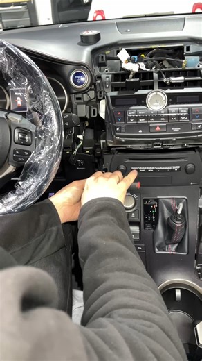 5.6K views · 65 reactions | Lexus · Actualización del sistema multimedia Mantenemos la esencia del coche, pero damos un paso adelante en tecnología. Nueva pantalla, más funciones y una integración total con el sistema original. Una actualización pensada para disfrutar más del coche, sin perder nada por el camino. ¿Actualizarías el sistema de tu Lexus? #lexus #multimedia #tecnologia #coche #instalacion | madrid audio | Facebook