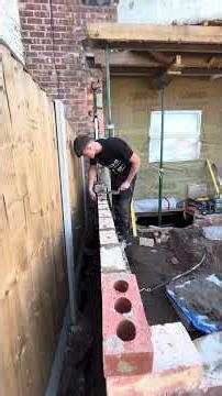 Over hand 🤢 not many bricklayers like building like this.