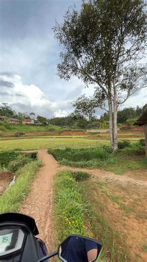 mamah_arul | Jalannya luar biasa ini mah sangat menantang bagi yang baru belajar pake motor mah😁 | Instagram