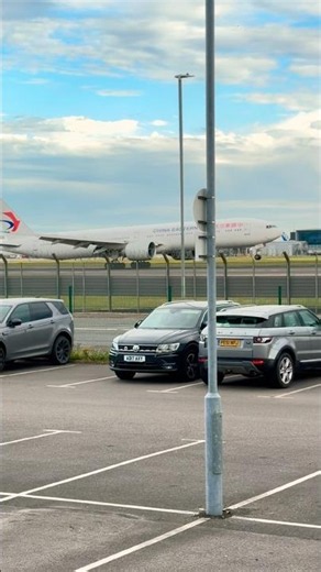 China 🇨🇳 eastern airlines coming from Beijing to landing Heathrow Airport London
