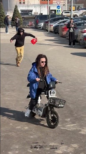 Karma instantanée pour ce voleur ! 🏍️💨 Attendez de voir !
