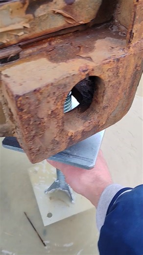 Adopte Un Conteneur | Comment mettre un container parfaitement de niveau ? Avec des support de nivellement ! Installer un conteneur parfaitement de niveau, même... | Instagram