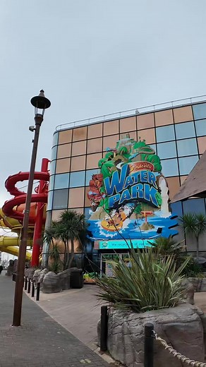 Sandcastle Waterpark Blackpool 🌴 Location: Blackpool’s Promenade 🌊 Attractions: Over 18 amazing slides and water features. Thrilling rides like Master Blaster Family fun in the Caribbean Storm Treehouse. Relaxing areas like Ushi Gushi River Creek. ♿ Accessibility: Fully accessible for all visitors. 💳 Cashless: Use Splash Cash wristbands for hassle-free spending 🔐 Lockers: £3 each, with £2 refunded upon return of wristband. 🎟️ Tickets: Starting at £15.95 (Under-3s go free!) 📞 Contact: 01253