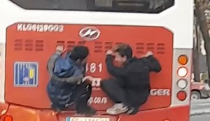 Jeziv snimak iz Beograda: Deca se voze prikačena za autobus, građani uznemireni (VIDEO)