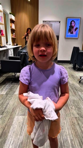 ✨ Little hands, big voices. My CODA kid signing “food” is not just cute—it’s powerful. Signing gives kids confidence to communicate and helps me stay calm in noisy shops with my hearing aids. 🛒🤟 Motivating signs like this are a game-changer for families. 💛 👉 Want to start learning Auslan (Australian Sign Language)? Begin your journey today. | Auslan Online