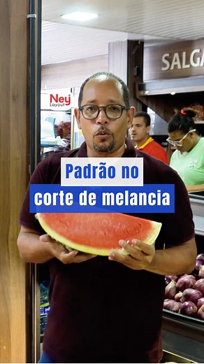 1.1M views · 1.1K reactions | Padrão no corte de melancia  fica mais acessível a pessoas com mais idade que não conseguiria levar um tamanho inteiro. É importante ter sempre os corte bem feitos a todo momento. Se você quer ver transformação em supermercados de todo o Brasil, siga nosso perfil. #supermercado #mercado #layoutdesupermercado #cortedemelancia | Ney Layout | Facebook
