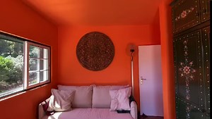 Aqui pelas zonas de Azeitão, descobri um dia uma loja fora do comum. Recheada de peças diferentes, ousadas, exóticas. Foi lá que descobri entre muitas delícias estas espécies de “mandalas” de teca, esculpidas lá para os lados das Ásias, por mãos pacientes e muito artísticas. Mais tarde cruzei-me com a “alma mater” do projeto, a queridíssima Lina Vaz, que entre atrevimentos e paixões, nos desafia com as suas propostas a contornar a previsibilidade das nossas decorações. Tudo isto, sem especulaçõe