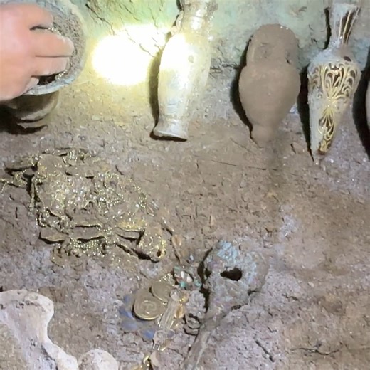 Defineci La Pirata on Instagram‎: "Eski Bir Medeniyete Ait Soylu Mezarı.. Kullandığım Cihazlar Telfn: +90 533 022 00 35 www.matdedektor.com #defineci #defineciyener #proscan #alantarama #defineavcisi #define #definebulmaanı #treasure #treasurehunt #клад #tesouro #كنز Videolarımı izlediğiniz için teşekkür ederim. Beğendiyseniz like 👍 atmayı unutmayın. Daha Fazla Video İzlemek için Kanalıma Abone Olabilirsiniz. İyi seyirler... Bu Video Kurgulanmıştır.... İşaretleri Kırmayalım.. İzinsiz Kazı Yapma