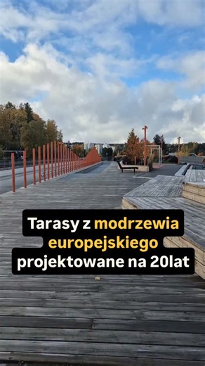 projektant ogrodów i wykonawca z Krakowa on Instagram: "Gruba deska z modrzewia europejskiego to jeden z najbardziej uczciwych materiałów do ogrodu, bo przy odpowiednim detalu konstrukcyjnym realnie wytrzymuje dwie dekady bez chemicznej konserwacji. Kluczem do takiej trwałości nie jest impregnat, ale masa drewna i naturalna zawartość żywic, które chronią rdzeń przed głęboką degradacją biologiczną. W ogrodzie grubość deski powyżej trzech centymetrów daje ci margines na naturalną pracę materiału,