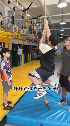 轩轩下肢力量很不错，那么上肢力量怎么样呢？#运动 #小孩哥