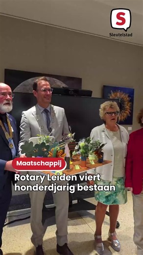 Rotary Leiden bestaat honderd jaar en daar wordt de komende twaalf maanden bij stilgestaan. De aftrap van het jubileumjaar werd gehouden in de foyer van het Leidse stadhuis. Daarbij werd aan burgemeester Heijkoop een ‘cadeau voor de stad’ aangeboden. Lees meer op Sleutelstad.nl @rotaryleiden @peterheijkoop #nieuws #leiden #sleutelstad #rotary