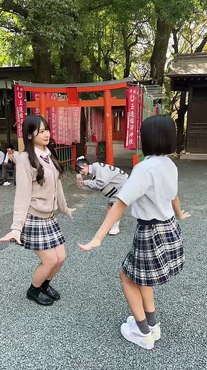 神社行ったらかわいい女の子達がなんかしてた、、、⛩ #japanese #japan #渋谷 #shibuya #神社 #fypシ #japanesegirl