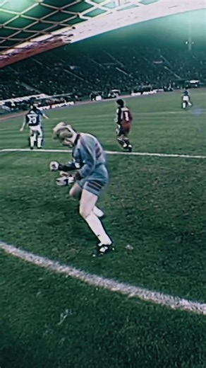 That’s insane! 🤯 Oliver Kahn with an incredible save in the UCL back in the day 💪 Happy Birthday, Titan!#FCBayern #UCL
