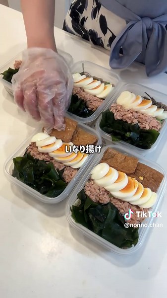 冷凍そばをそのままドン！超時短で夏の冷たい弁当を５日分一気に冷凍ストック。 ーーーーーーーーーーーーーーー 🌻１食分のおおよその栄養素🌻 カロリー ４１８．８ タンパク質 ２８．６ 脂質 １１．６ 炭水化物 ５４．７ ーーーーーーーーーーーーーーー 🌻材料🌻 冷凍そば ５個 刻みのり お好みの量で 刻みネギ ３０g 乾燥わかめ ６g （水戻ししておく） ノンオイルツナ缶 ３個 ゆで卵 ５個 稲荷揚げ １０枚 かまぼこ ５切 ※ゆで卵は冷すると、白身の食感が変わってしまいますが 気にならなければお好みでどうぞ！ ーーーーーーーーーーーーーーー 🌻作り方🌻 ①ジップロックコンテナー４８０mlに冷凍そばを冷凍のまま入れます。 ５分ほど置いておくと外側が少し溶け、コンテナーに押し込むとちょうどよく入ります。 （完全に解凍してしまうと再冷凍になってしまうので外側だけ溶けた状態がベスト） ②冷凍そばの上にお好きなトッピングを素早く乗せていき冷凍する。 ２週間を目安に食べ切る ーーーーーーーーーーーーーーー 🌻食べる時🌻 ★冷凍からだと500W４〜５分ほどレンジ加熱。 ★冷蔵解凍から