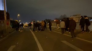 Sadece orada duruyorlardı. Barikata yüklenilmedi, polise bir madde bile atılmadı. Sadece insanlar orada duruyor ve sohbet ediyorlardı. Buna rağmen gövde gösterisi yapmak ve insanları sindirmek için işkence yapıyorlar. Sorarsan da “emir kulu”:D