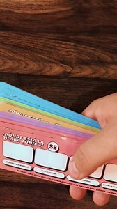 Separador de sílabas para acentuar. Así lo voy a trabajar: 1. Dicto una palabra al grupo para separar en sílabas y escribir en la tarjeta. 2. De manera individual cada quien detecta la sílaba tónica. 3. Debajo de cada recuadro escribí la regla para acentuar la palabra de acuerdo a la sílaba tónica y el tipo de palabra. El estudiante decidirá si cumple con la regla de acentuación o no. | Profe Serge