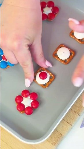 3 INGREDIENT 4th of JULY FLOWER PRETZEL BITES!