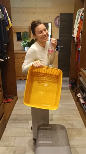 Jennifer-Conseillère en image on Instagram: "Aujourd’hui, je vous présente Claire...Pour ceux qui ne la connaissent pas… (bon, ok, tout le monde la connaît, mais jouons le jeu 😏) Claire, c’est ce genre de femme qui gère sa vie comme si elle avait un tableau Excel dans le cerveau : tout est carré, propre, optimisé. Même ses bocaux d’épices sont alignés par ordre alphabétique. (Et j’ai un scoop sur ce point… mais je ne peux PAS vous le dire 😇) Une reine en gros ! Alors imagine ma tête quand LA r