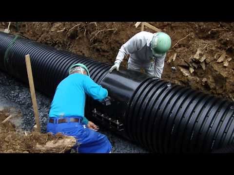 2013.07.03 仮設の排水管（コルゲート管700）のジョイント作業 [高野山 道路改良工事]