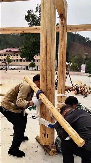 Collaborative installation process of wooden columns for the house