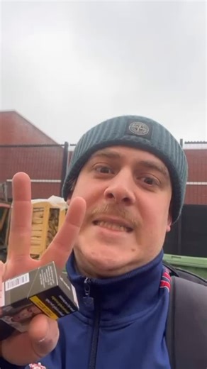 C-mine on Instagram: "is één van uw goede voornemens dat je dit jaar eindelijk eens wat gaat doen met je liefde voor comedy? schrijf je dan in voor onze nieuwe lichting: Comedy Class Limburg ‘26! treed in de voetsporen van alumni Bregje Iding (yes, die winnaar van Humo’s Comedy Cup!), Alexandros Giannakidis, Jules Jordens en Benjamin Tonon terwijl je begeleid wordt door @erhan_dmrc, dit jaar bijgestaan door niemand minder dan @janlinssencomedy. alleen al voor die combo zou je het doen, toch? DEA