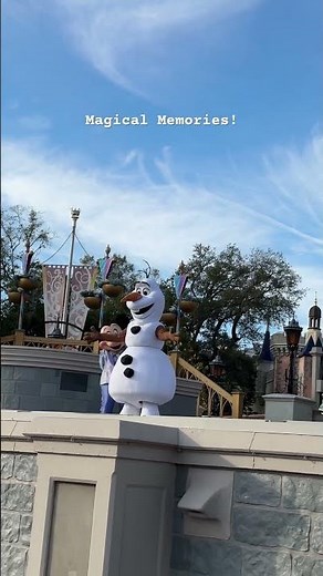 Look at Olaf singing and dancing.#shorts#disney#olaf#frozen#mickeymouse#disneyparks
