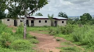 20 reactions · 36 shares | BOUAKÉ Voilà une opportunité en or à ne pas rater. Un terrain de plus de 600m2, disponible à Belleville sur le dos de la clôture de la base EBOMAF. C’est un très stratégique, ça fait face à trois rues et non loin du nouveau goudron. Prix : 2.900.000 Document : attestation d’attribution villageoise reconnue par le ministère de la construction. 0544049392 2733757053 0778653698 Siège social: BOUAKÉ _AIR-FRANCE | SIB inter SARL | Facebook