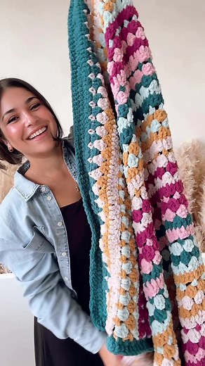 Oh this blanket, it’s been so long, and everything is finally done, ready to click POST 🥳🥳 Sometimes I just want to publish all of my patterns at once 😅 but I can’t!! So we will have to wait until next Wednesday. The pattern and video tutorial will be available on my blog and on YouTube. Don’t worry, I will be posting about it until then, to remind you (and tease you 🤭). For now, a little visual between both blankets, worsted and super bulky version. In my opinion, both are great and serve d