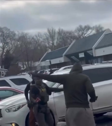 BREAKING: Two ICE agents get overrun by Somalis in St. Cloud, Minnesota. This is the 2nd largest Somali community in the state, it’s also coincidentally where aSomali voter fraud scheme was found. We need more agents in Central Minnesota. | Kevin Steele