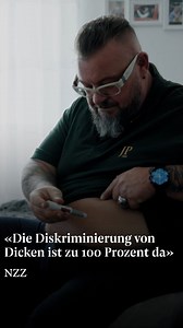 Abnehmspritzen verändern den Umgang mit Adipositas grundlegend. «NZZ Format» zeigt, was hinter der hitzigen Debatte steht: Menschen, die Unterstützung brauchen und eine Gesellschaft, die Körper weiterhin moralisch bewertet. Sieh dir den ganzen Film hier an: https://www.nzz.ch/video/nzz-format/hetze-gegen-abnehmspritzen-warum-ein-medikament-zum-spiegel-gesellschaftlicher-vorurteile-wird-ld.1916599?mktcid=smch&mktcval=fbpost_2026-01-23 | NZZ Neue Zürcher Zeitung