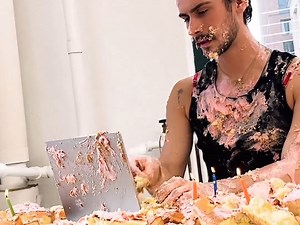 鬼才设计师超新星Christian Cowan生日快乐！翻出个未来！