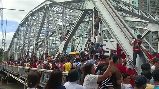 Kasalukuyang nasa tulay padin ang itim na Nazareno. #nazareno2026 #blacknazarene #feastoftheblacknazarene2026 @TikTok Philippines @PHTrending @black_nazarene