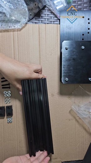 El perfil tipo C es la mejor opción al armar CNC's modulares, ya que aporta rigidez estructural y permite montar el sistema de transmisión y los componentes de movimiento de manera estable y precisa. Ventajas: 1. Rigidez estructural 🦾: El diseño tipo C aumenta la resistencia a la flexión y a la torsión, esencial para soportar los movimientos rápidos y las fuerzas de corte sin vibraciones. 2. Versatilidad de montaje 🔩: Este perfil permite sujetar tornillos, guías lineales y motores de forma seg