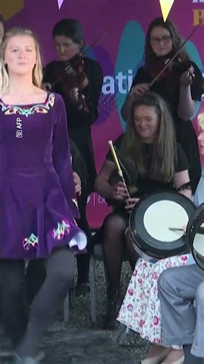 Rey Carlos III y Reina Camila sorprenden tocando clásico tambor irlandés