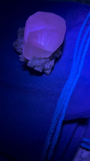 FLUORESCENCE 😳🔥 This is a phenomenal calcite crystal perfectly positioned on a bed of matrix covered in baby calcite crystals. This is totally Aesthetic in every sense of the word. These came out roughly 7 to 8 years ago and it’s been in my personal collection ever since. The glow of hot pink really sets it off for those who love fluorescent minerals, this is a must have. Complete all the way around and totally damage free and available now for a fluorescent lover. From Hubei, Daye County, Chi